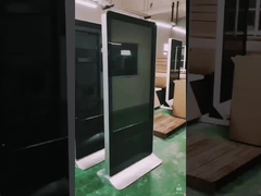 In piedi sul pavimento